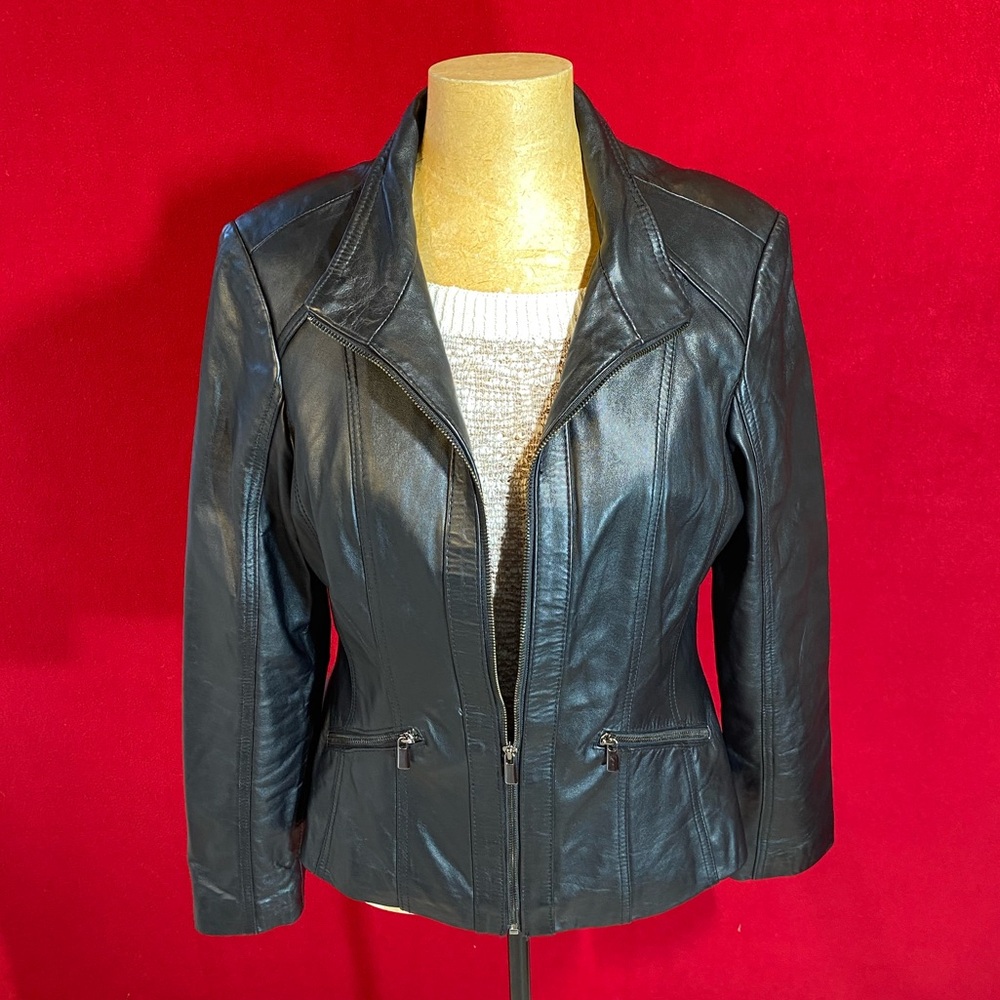 AVANTI Women's Black soft Leather Jacket. Size M